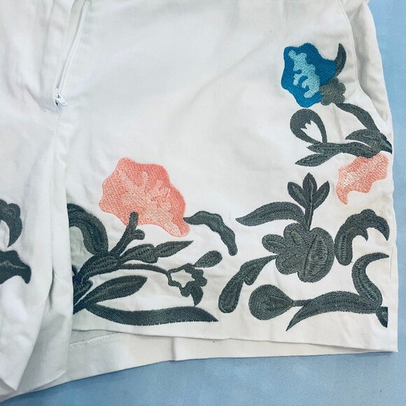 Crown & Ivy White Floral Embroidered Shorts- Women's Size 8 - Picture 4 of 9